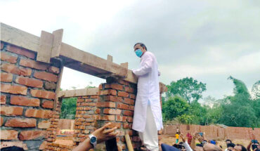 মইয়ে উঠে আইনমন্ত্রী নিজেই পরিদর্শন করলেন আশ্রয়ণ প্রকল্পের নির্মাণকাজ । মইয়ে উঠে আইনমন্ত্রী নিজেই পরিদর্শন করলেন আশ্রয়ণ প্রকল্পের নির্মাণকাজ ।