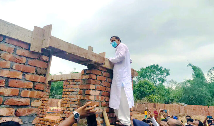 মইয়ে উঠে আইনমন্ত্রী নিজেই পরিদর্শন করলেন আশ্রয়ণ প্রকল্পের নির্মাণকাজ । মইয়ে উঠে আইনমন্ত্রী নিজেই পরিদর্শন করলেন আশ্রয়ণ প্রকল্পের নির্মাণকাজ ।