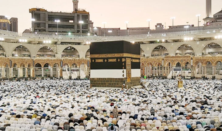 আরাফাত ময়দান মুখর লাব্বাইক ধ্বনিতে আরাফাত ময়দান মুখর লাব্বাইক ধ্বনিতে