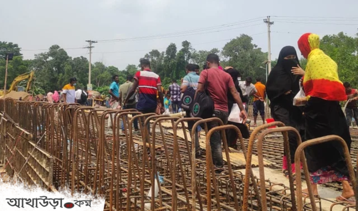 আখাউড়ায় বিকল্প সড়ক ভাঙায় নির্মাণাধীন সেতুর রডের ওপর দিয়ে চলাচল