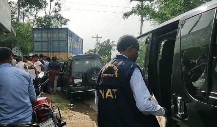 আখাউড়া স্থলবন্দরে ‘ইন্দু বাংলা’ নামের একটি সুপারশপে কোটি টাকার মালামাল জব্দ করে নিয়ে গেল কাস্টমস,