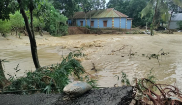 আখাউড়ায় বাঁধ ভেঙে প্রবল বেগে ঢুকছে পানি,