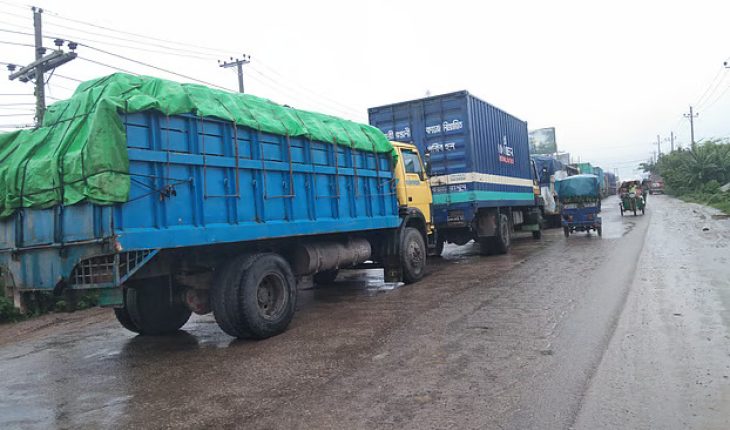 ব্রাহ্মণবাড়িয়ায় মহাসড়কে বড় গর্তে জমেছে বৃষ্টির পানি, দীর্ঘ যানজটে ভোগান্তি
