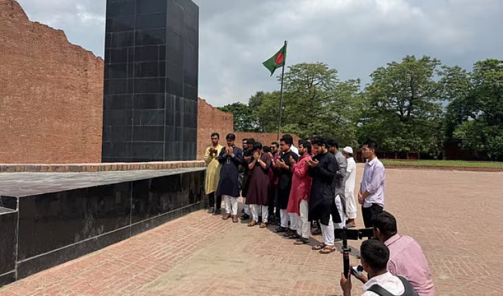 বুদ্ধিজীবী স্মৃতিসৌধে ডাকসুর শিবির প্যানেলের নির্বাচিত নেতাদের দোয়া-মোনাজাত