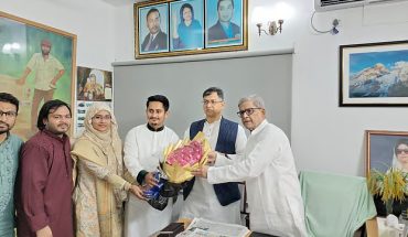 প্রতিষ্ঠাবার্ষিকীতে ফুল নিয়ে বিএনপির কার্যালয়ে এনসিপির নেতারা