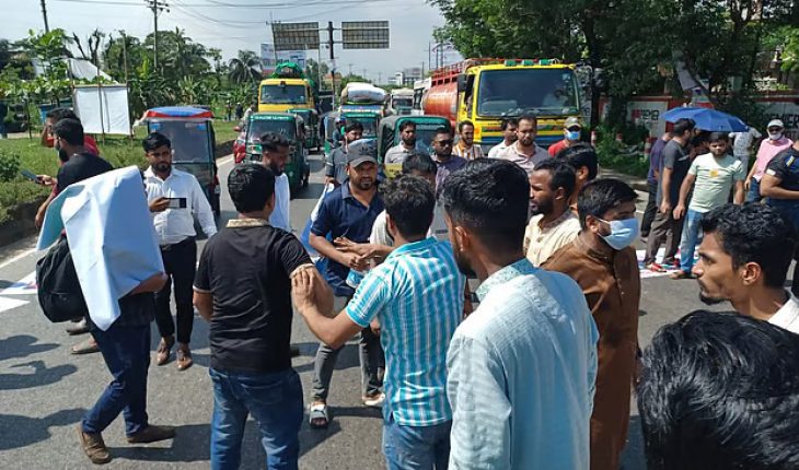 চট্টগ্রামে মহাসড়ক অবরোধ করে ইসলামী ব্যাংক কর্মীদের বিক্ষোভ