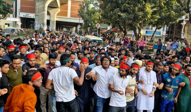 হাসিনার ফাঁসির রায়ে ঢাবিতে ছাত্র-জনতার উল্লাস, মিষ্টি বিতরণ