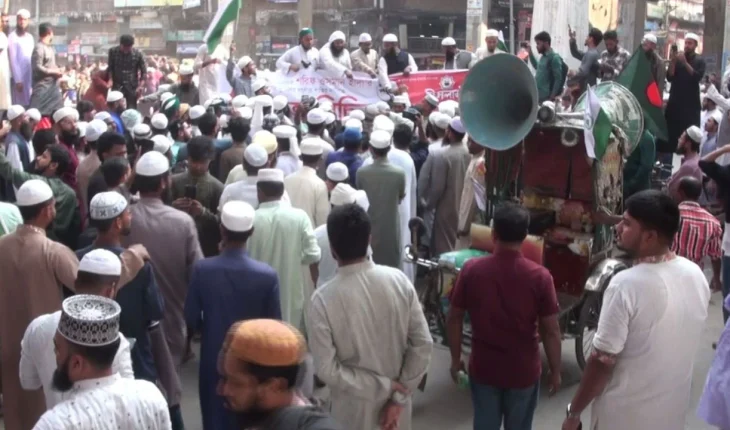 হাদিকে হত্যার প্রতিবাদে ঢাকা–ময়মনসিংহ মহাসড়ক অবরোধ করে বিক্ষোভ