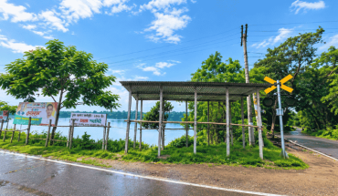 আখাউড়ায় রেলক্রসিংয়ে সরকারি জায়গা দখল
