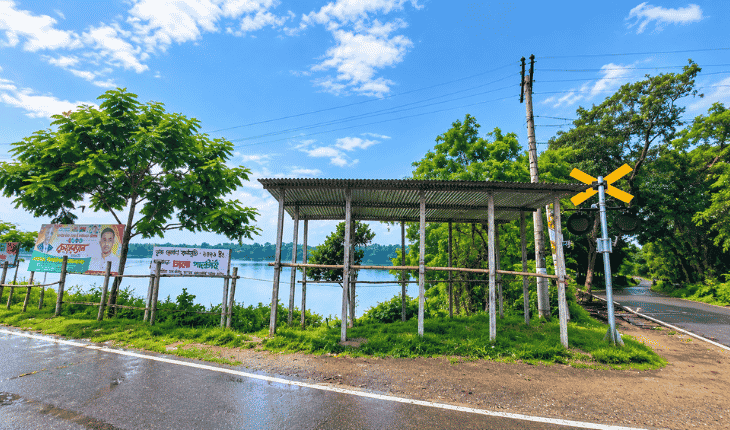 আখাউড়ায় রেলক্রসিংয়ে সরকারি জায়গা দখল